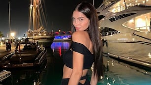 Zaira Nara llegó a Ibiza y lució una bikini muy original de escote asimétrico que revolucionó Instagram