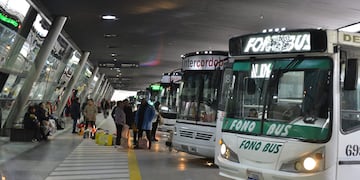 Un colectivo interurbano “perdió” las dos ruedas mientras circulaba por Córdoba. (José Gabriel Hernández / La Voz)