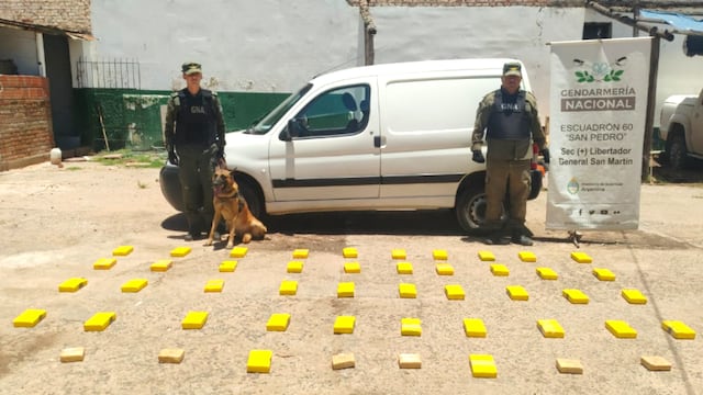 El utilitario de color blanco de fondo, para la imagen en primer plano del cargamento de cocaína que fue interceptado por la Gendarmería en el interior de la provincia de Jujuy.