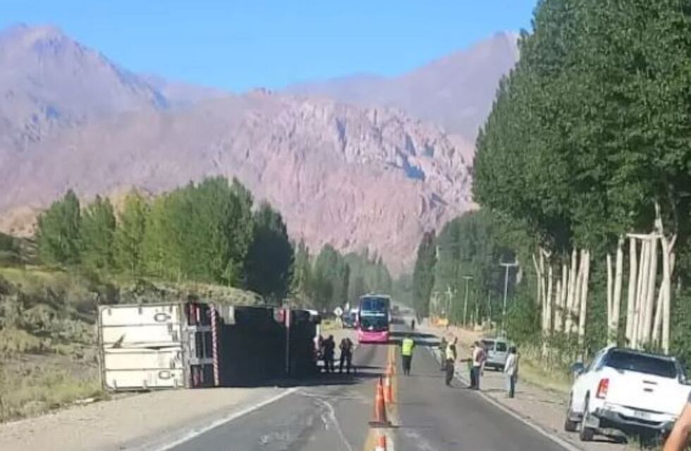 Un camionero brasileño volcó en una curva de RN7 en Uspallata y embistió un auto en el que viajaba una familia