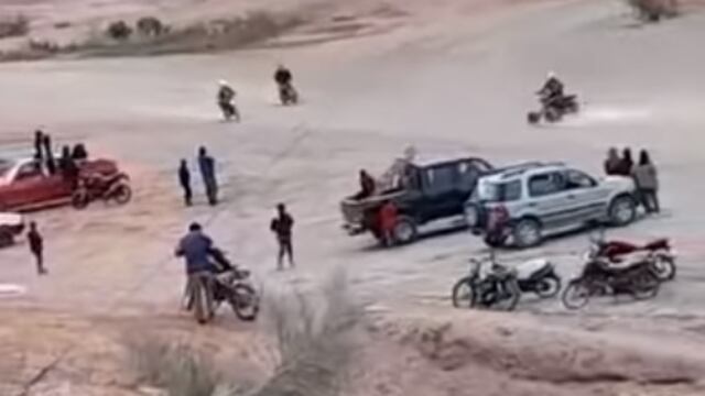 El instante previo al choque, donde dos motos corren en un sentido y el cuatriciclo impacta a una de ellas de frente.