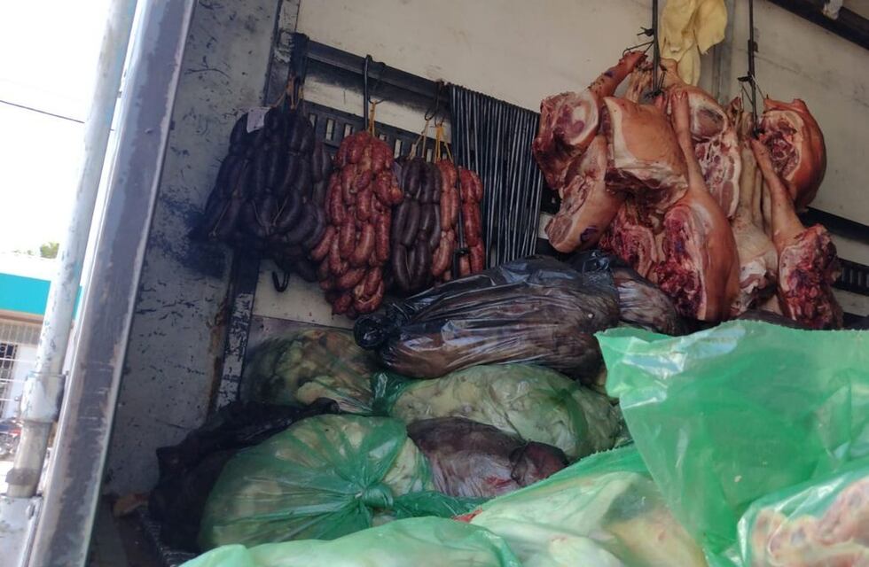 Decomisaron 1.500 kg de carne que transportaban en un camión sin refrigeración en Las Heras