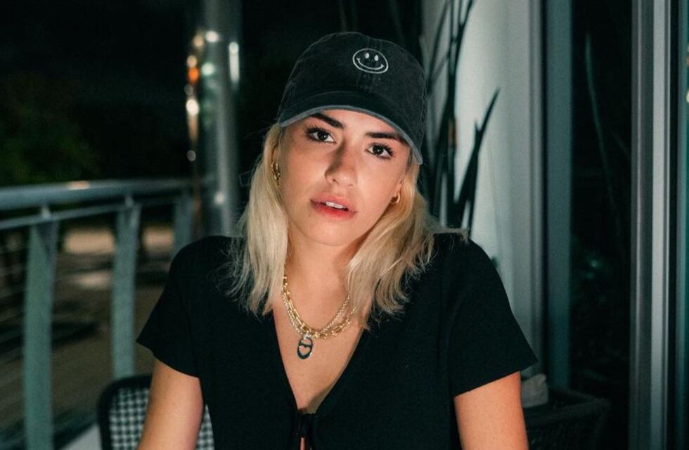 Lali posó con un conjunto engomado “total black” y revolucionó Instagram