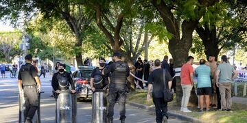 El doble homicidio se registró la tarde del 1° de mayo en un Fonavi de Casiano Casas y Baigorria. (Clarín)