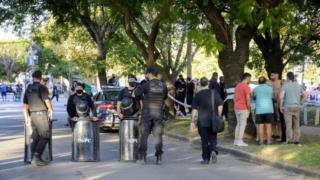 El doble homicidio se registró la tarde del 1° de mayo en un Fonavi de Casiano Casas y Baigorria. (Clarín)