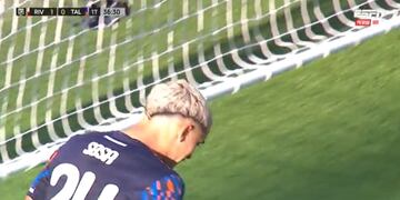 Ramón Sosa se lamenta por la ocasión de empate perdida para Talleres ante River en el Monumental