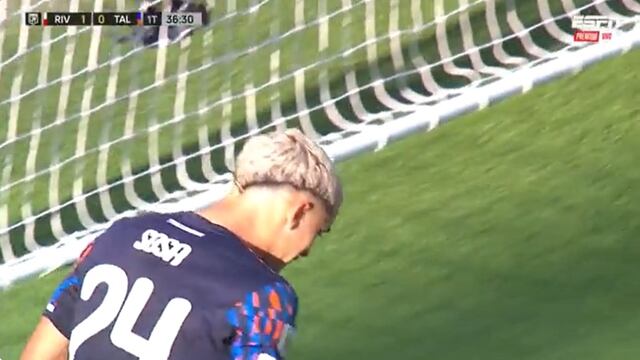 Ramón Sosa se lamenta por la ocasión de empate perdida para Talleres ante River en el Monumental