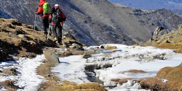 Qué elementos hay que llevar para realizar actividades en la montaña.