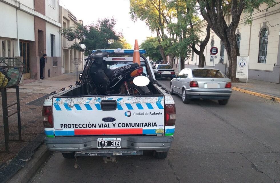 Circulaba sin licencia, seguro ni casco y le sacaron el vehículo