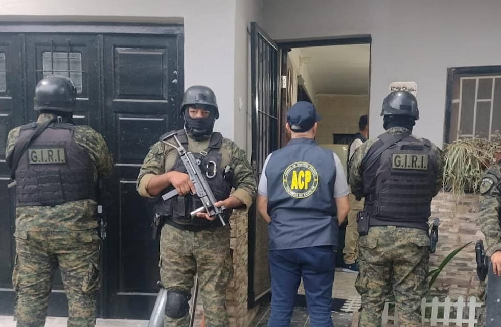 Imputan a una policía y su hijo ligado a “Los Monos” por filtrar información sobre allanamientos en Rosario