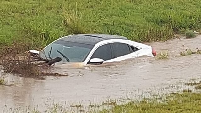 El Honda Civic quedó hundido en el agua luego del episodio registrado sobre el kilómetro 304.