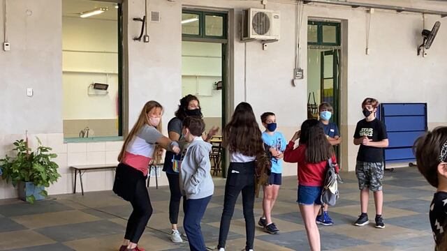 Docentes y alumnos del Complejo Educativo Dr. Francisco Gurruchaga de Rosario volvieron a verse en el patio del establecimiento. (@gbelluati)