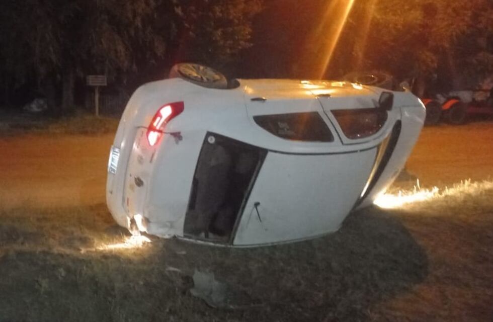 Una adolescente de Monte Hermoso robó un auto y lo terminó volcando