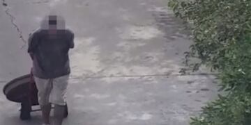 Las cámaras de seguridad del 911 captaron al sujeto con el objeto en su poder.