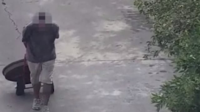 Las cámaras de seguridad del 911 captaron al sujeto con el objeto en su poder.