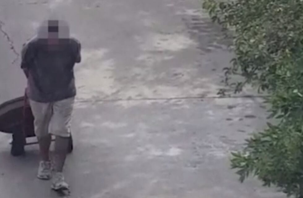 Video: detuvieron a un hombre robando la tapa de un desagüe en Córdoba