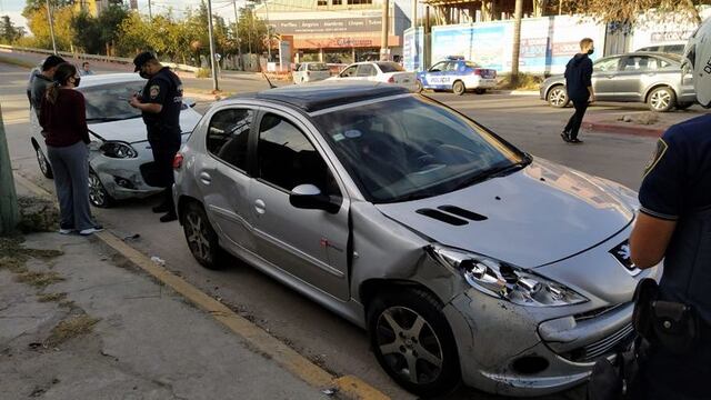 Los tres delincuentes robaron un vehículo y se dieron a la fuga.