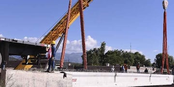 Actualmente se está trabajando en el montaje de un nuevo puente sobre el canal Maure. Gentileza MGC