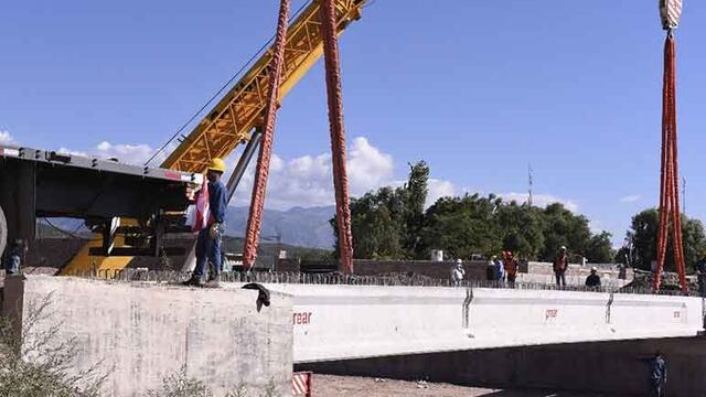 Actualmente se está trabajando en el montaje de un nuevo puente sobre el canal Maure. Gentileza MGC