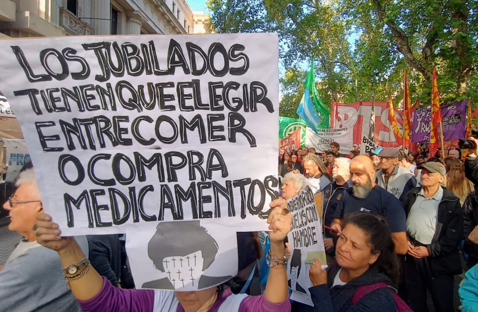 Los jubilados marcharon en Rosario con el apoyo de hinchas de Newell’s y Central.
