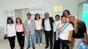 Familiares del sindicalista Hugo Moyano junto a autoridades de Educación de Jujuy, tras dejar inaugurada la Escuela de Configuraciones de Apoyo nº 16 "Emiliano Moyano" en Caimancito.