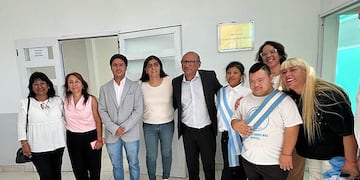 Familiares del sindicalista Hugo Moyano junto a autoridades de Educación de Jujuy, tras dejar inaugurada la Escuela de Configuraciones de Apoyo nº 16 "Emiliano Moyano" en Caimancito.