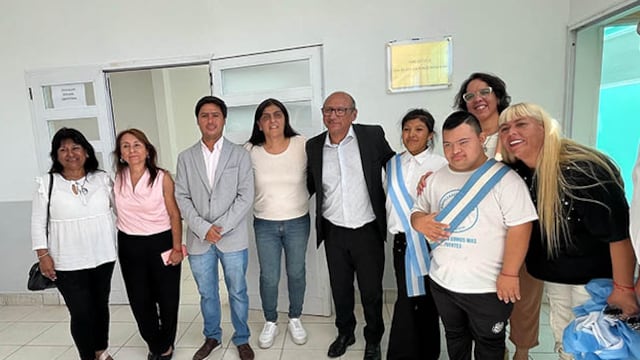 Familiares del sindicalista Hugo Moyano junto a autoridades de Educación de Jujuy, tras dejar inaugurada la Escuela de Configuraciones de Apoyo nº 16 "Emiliano Moyano" en Caimancito.