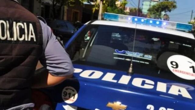 Policías fueron agredidos por vecinos para evitar la demora de un joven en Garupá.