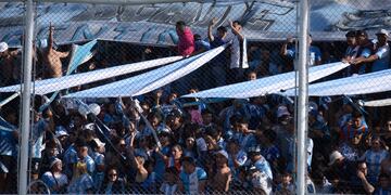 Los hinchas de Racing ya palpitan su segunda final consecutiva por el ascenso a Primera Nacional (Foto: Ramiro Pereyra).