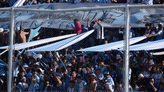 Los hinchas de Racing ya palpitan su segunda final consecutiva por el ascenso a Primera Nacional (Foto: Ramiro Pereyra).