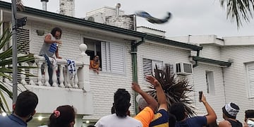 Desde el balcón, el cuartetero más famoso saludo a cientos de seguidores.