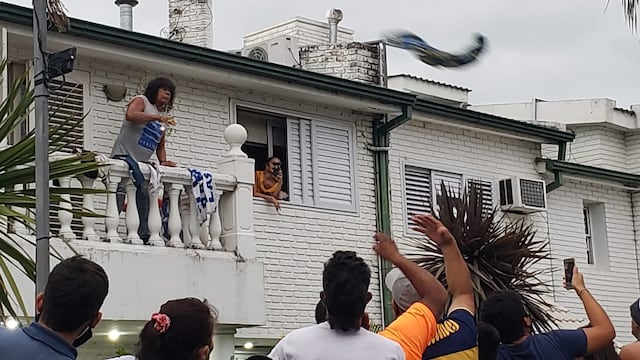 Desde el balcón, el cuartetero más famoso saludo a cientos de seguidores.