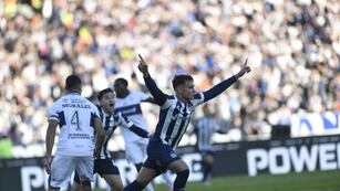 Augusto Schott celebra su gol ante Gimnasia LP. (Facundo Luque / La Voz)