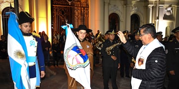 El padre Manuel Alfaro bendice las Banderas Nacional y de la Libertad Civil, en el atrio de la Iglesia Catedral, en el casco histórico de San Salvador de Jujuy.