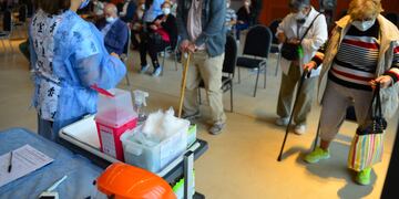ID:4918833 Centro de Convenciones Cordoba CCC.  Jornada de vacunacion contra el covid.  Adultos mayores concurren a vacunarse, policías y médicos los asisten.  20 abril 2021 foto Nicolas Bravo