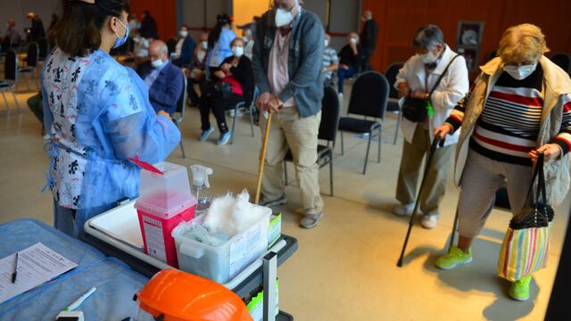 ID:4918833 Centro de Convenciones Cordoba CCC.  Jornada de vacunacion contra el covid.  Adultos mayores concurren a vacunarse, policías y médicos los asisten.  20 abril 2021 foto Nicolas Bravo