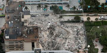 Esta foto aérea muestra parte del condominio Champlain Towers South de 12 pisos frente al mar que colapsó en Surfside, Florida. (AP)