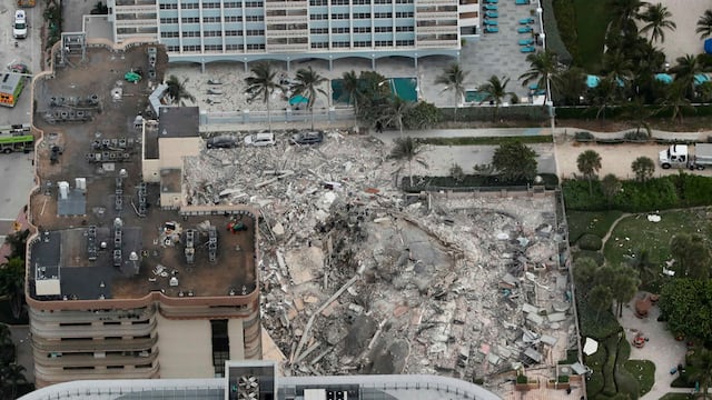 Esta foto aérea muestra parte del condominio Champlain Towers South de 12 pisos frente al mar que colapsó en Surfside, Florida. (AP)