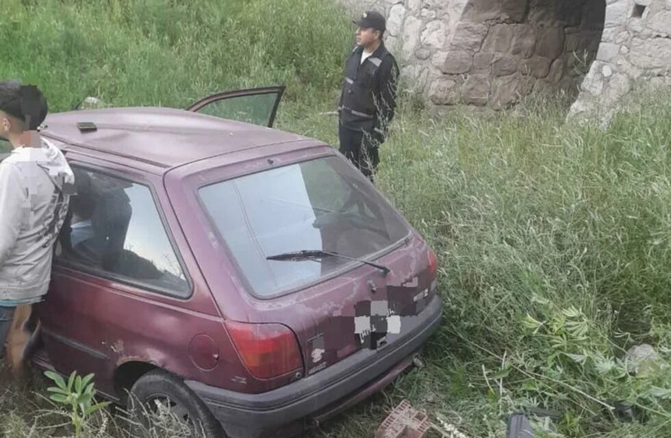 Impactante siniestro vial en Carlos Paz: desbarrancó su auto y lograron rescatarlo