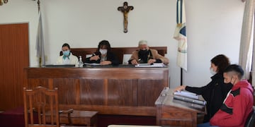 Los jueces Tribunal en lo Criminal 1 de Jujuy Alejandra Tolaba, Laura Flores y Luciano Yapura, en la audiencia final del juicio oral contra Matías Sebastián Padilla.