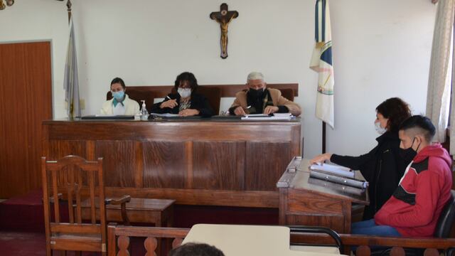 Los jueces Tribunal en lo Criminal 1 de Jujuy Alejandra Tolaba, Laura Flores y Luciano Yapura, en la audiencia final del juicio oral contra Matías Sebastián Padilla.