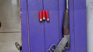 El arma que tenía el hombre de 73 años aprehendido.