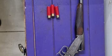 El arma que tenía el hombre de 73 años aprehendido.
