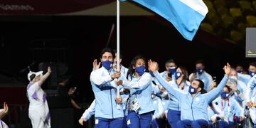La pareja encabezó la caminata por el Estadio Nacional de la capital japonesa este martes.