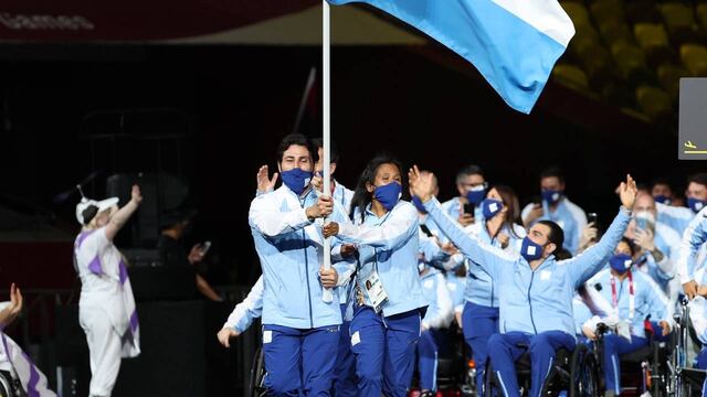 La pareja encabezó la caminata por el Estadio Nacional de la capital japonesa este martes.