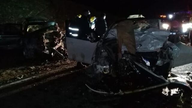 Los vehículos impactaron de frente