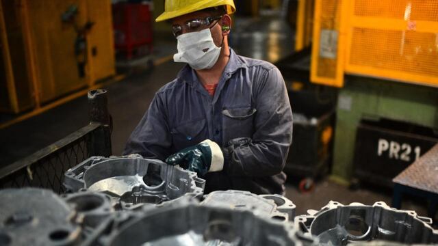 Un trabajador de la industria metalúrgical. (Pedro Castillo / LA VOZ / Archivo)