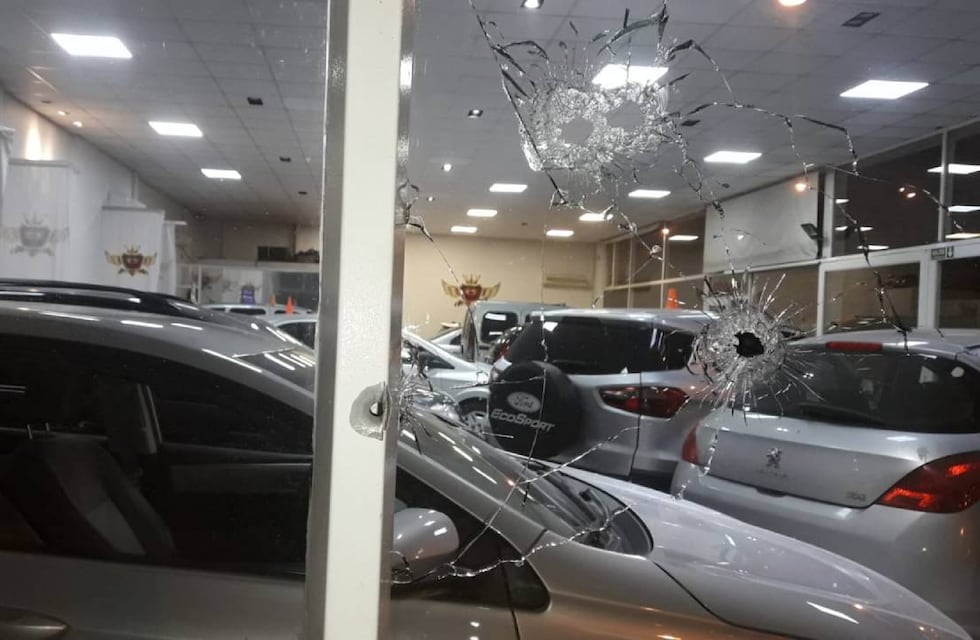 Balearon una concesionaria de autos de lujo y exigieron u$s80 mil para no volver a atacar