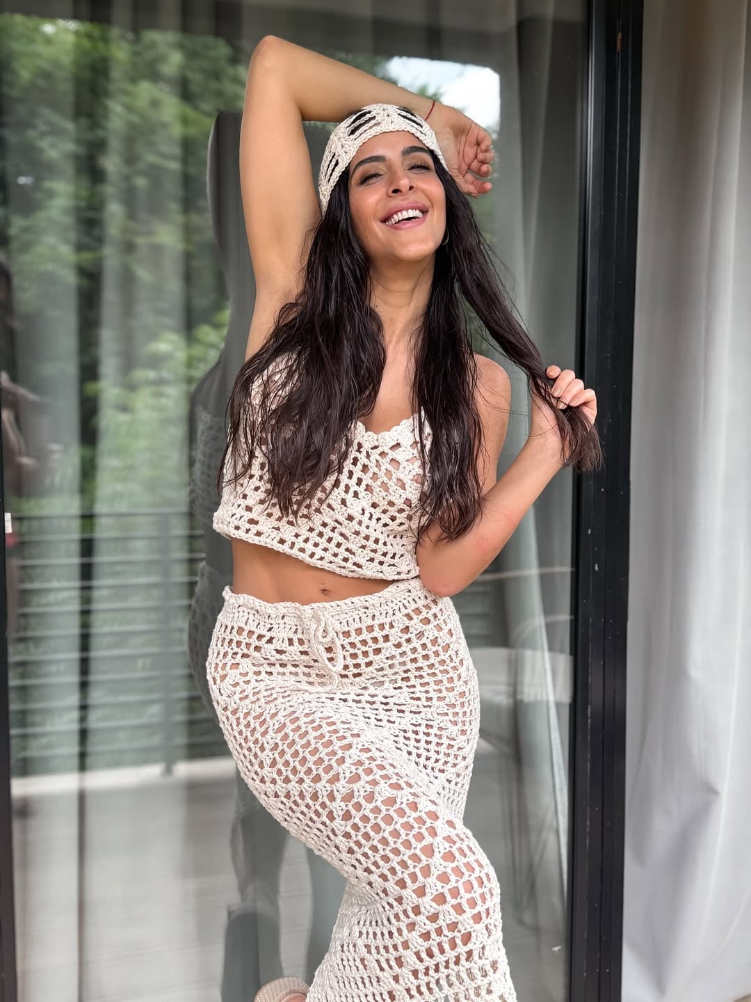 Celeste Muriega se sumó a la tendencia del verano y coleccionó likes con un top y falda tejidos al límite de la censura