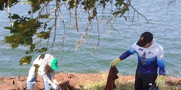 Puerto Libertad: realizaron una jornada de limpieza y colocación de cartelería en el lago Uruguaí.